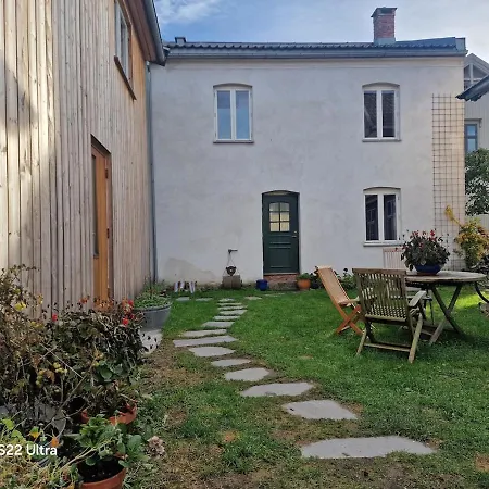 Quiet, Airy 3-room In The Center Apartment